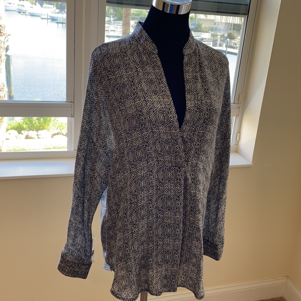 NWT Vince Long sleeve V-neck tab collared black and white silk blouse, small